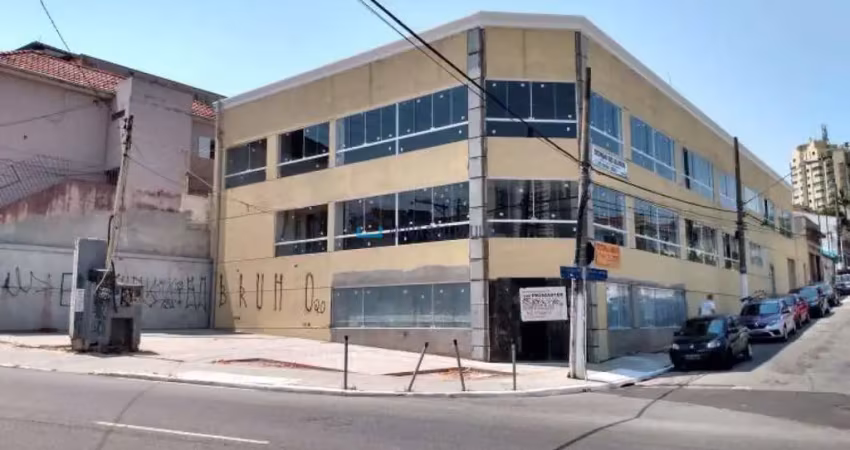 Imóvel comercial de esquina com 1.200m² de área construída com renda até 2032