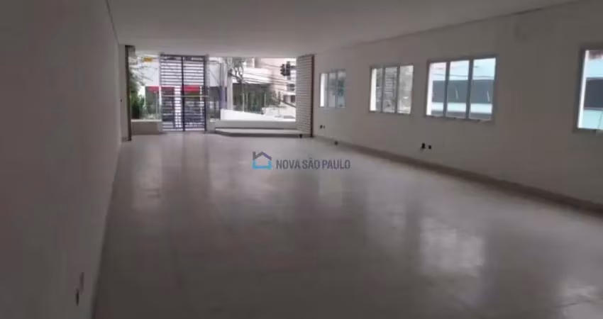 Imóvel comercial de esquina, com renda, com 710m² de a.c.