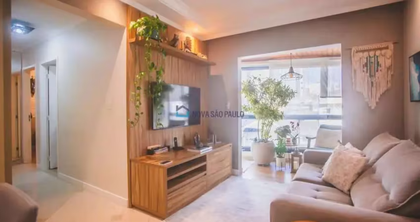 Apartamento com 3 dormitórios, 1 suíte, 2 vagas de garagem e depósito.