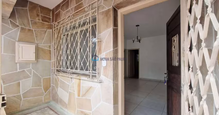 Casa térrea à venda, com 3 quartos, 1 suíte e quintal, na saúde.