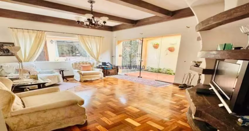 Casa com 390m², 3 suites, estilo romano, com quintal, solar e terraço.