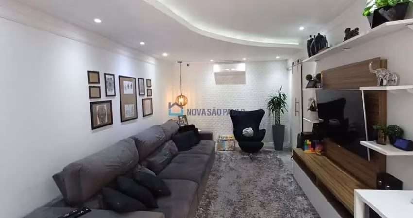 Casa em vila fechada com portão eletrônico, totalmente reformada na saúde!