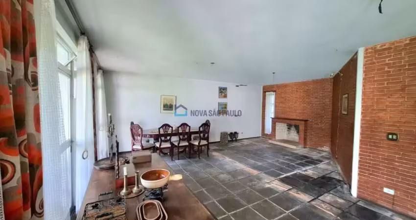 Ampla casa em interlagos com 3 dormitórios, sala para 3 ambientes e piscina