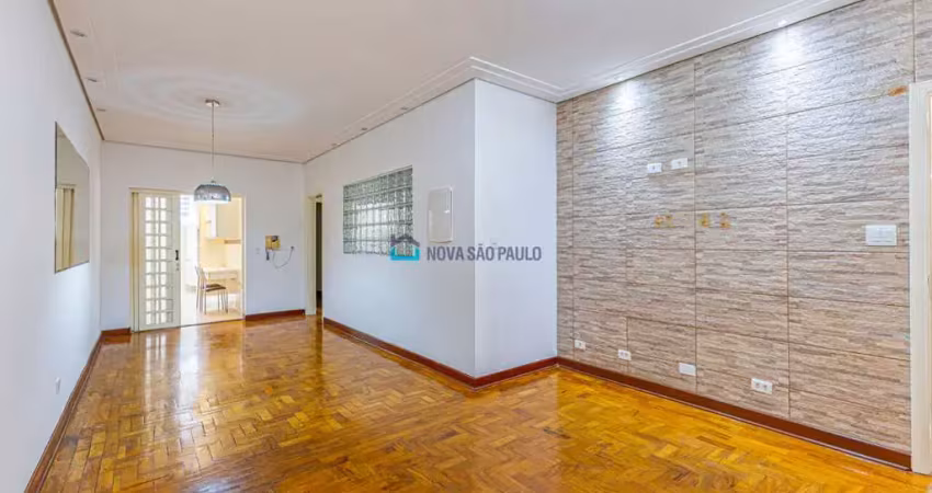 Casa térrea, 3 dormitórios, 1 suíte, 4 vagas, 4 banheiros e edícula
