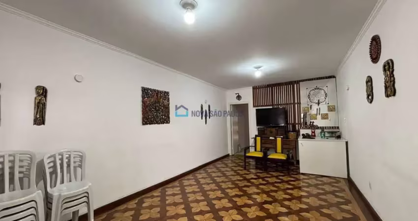 Sobrado residencial com vocação comercial, 2 quartos e 4 vagas, próximo ao metrô