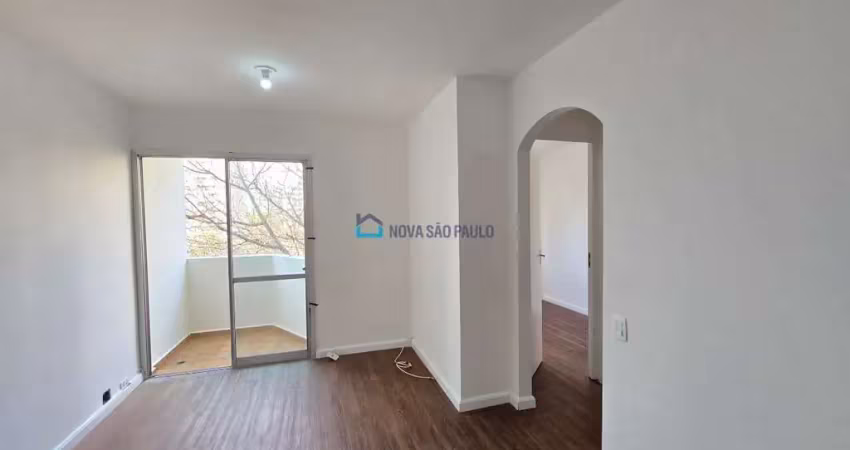 Apartamento na vila gumercindo 02 dormitórios 01 vaga livre.