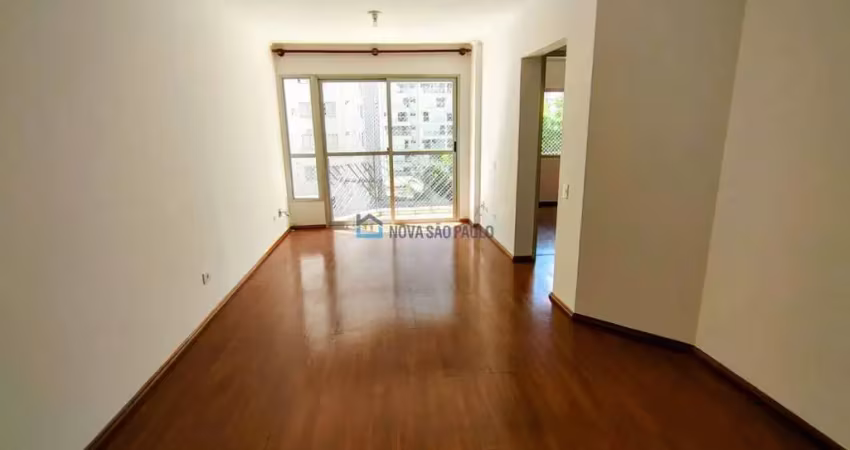 Apartamento à venda/ vila guarani, com 2 dormitórios, 2 banheiros, sacada, 1 vaga