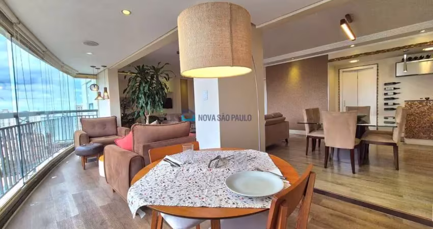 Apartamento em andar alto com varanda gourmet com churrasqueira a carvão, 3 vagas de garagem!