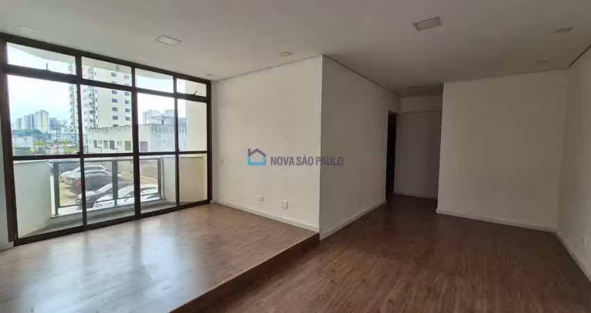 Apartamento à venda, 3 quartos sendo 1 suíte e 2 vagas de garagem.