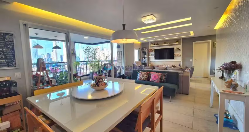 Lindo apartamento com varanda gourmet, 3 quartos sendo 1 suíte e 3 vagas de garagem!