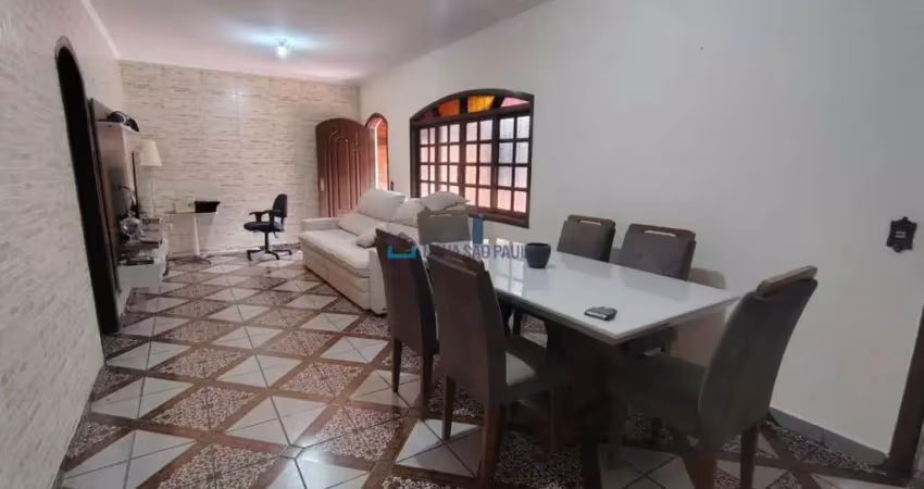 Casa térrea com 2 quartos, 1 suíte e 2 vagas de garagem