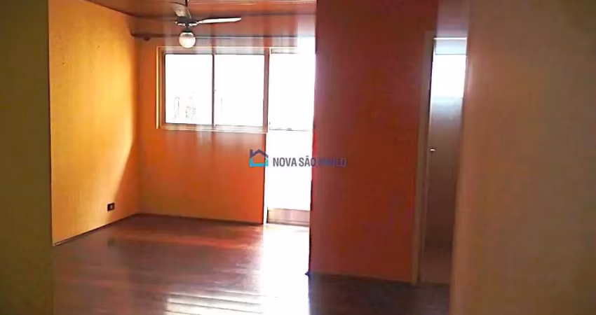 Apartamento à venda com 2 dormitórios, andar alto, próximo ao metrô saúde.