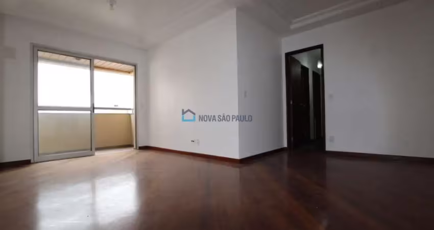 Apartamento à venda próximo ao metrô saúde, 3 quartos sendo 1 suíte.