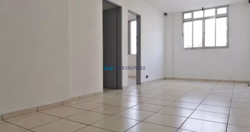 Apartamento no centro 66m² com sala 2 ambientes, 2 quartos e 2 banheiros.