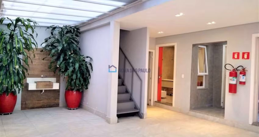 Casa comercial e residencial com 8 salas e 3 vagas, ao lado da estação Saúde do Metrô.