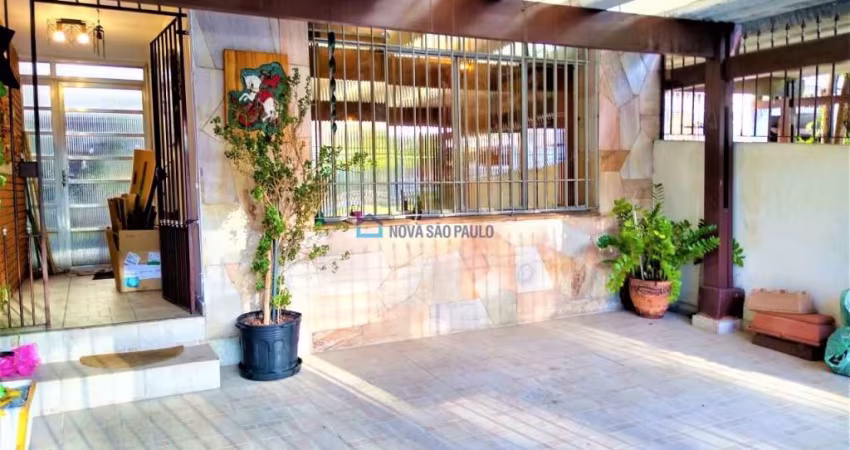 Sobrado com 2 dormitórios e 2 vagas na Vila das Mercês.