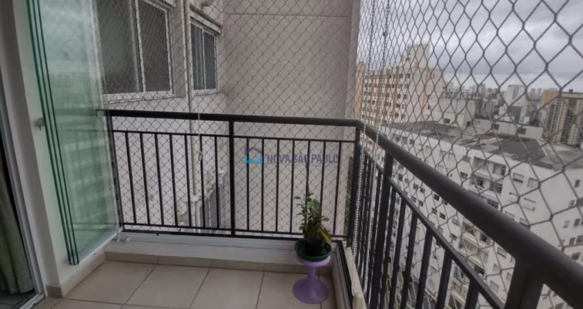 Andar Alto, 200 metros do Metrô Saúde, com 02 dormitórios, 01 suíte, sacada, 01 vaga e 57 m²