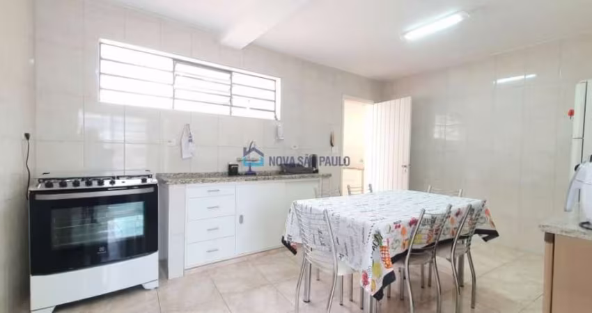 Excelente terreno com duas casas independentes com quintal perto do metrô Saúde!