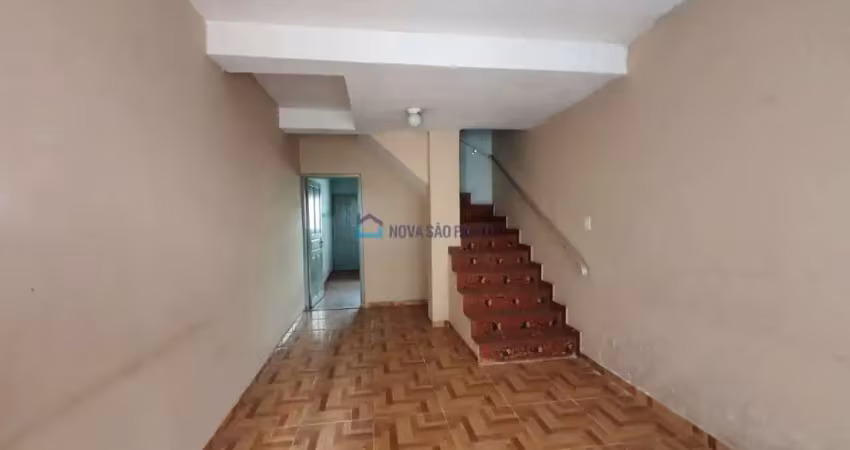 Casa com quintal e entrada lateral na rua maracá, ao lado da academia raia livre!
