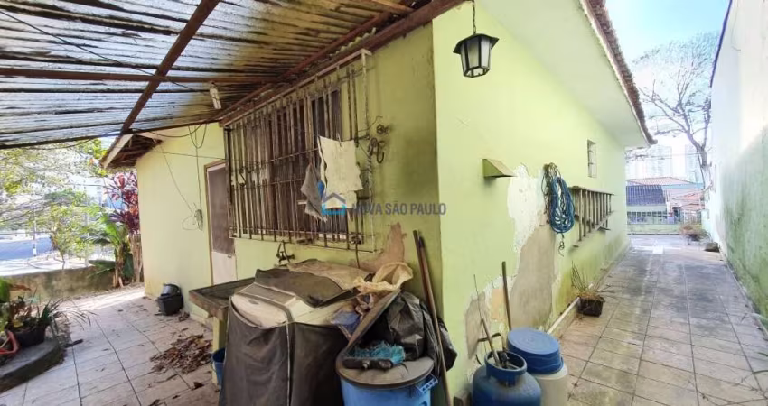Casa térrea de esquina, possui amplo e Salão comercial junto ao terreno!