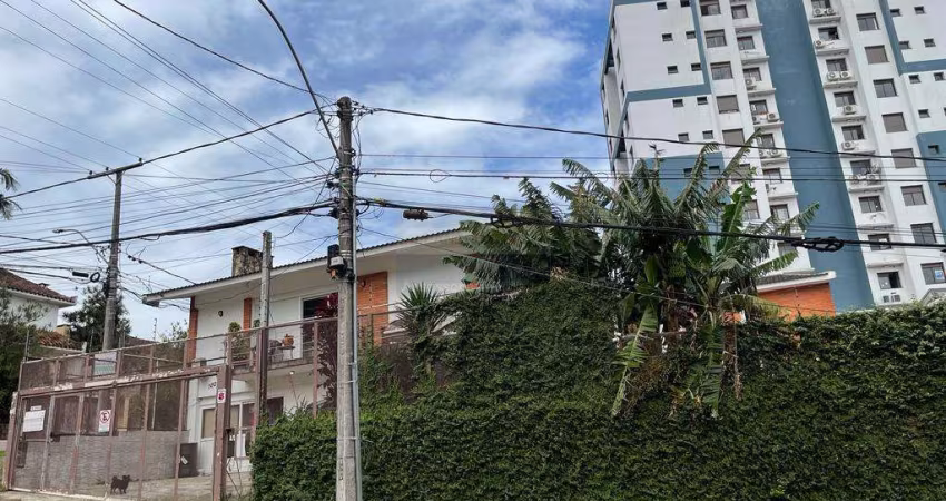 Casa 4 dormitórios à venda no Bairro Jardim do Salso com 390 m² de área privativa - 6 vagas de garagem