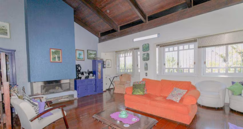 Casa 3 dormitórios à venda no Bairro Chácara das Pedras com 334 m² de área privativa - 4 vagas de garagem