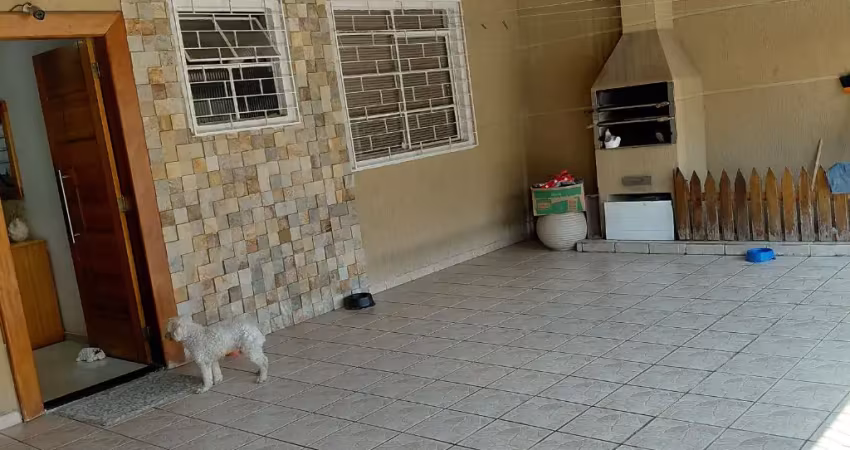 Casa em condomínio,  três dormitórios,  frente ao ponto do ônibus,  financia,