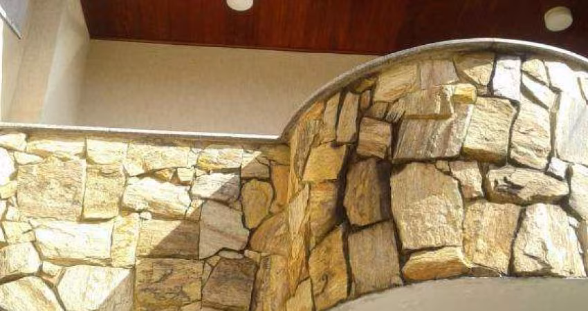 Sobrado de 198 m² com três dormitórios