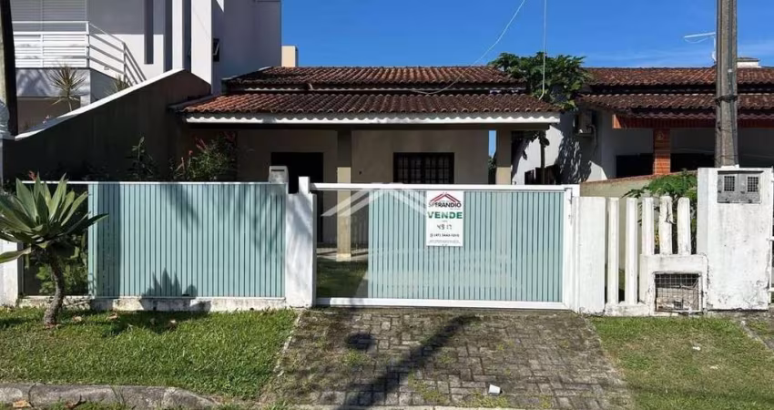 Casa à venda com 03 quartos, região central de Itapoá - SC