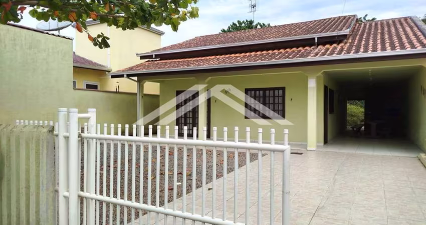 Casa com 03 quartos, Centro - Itapoá