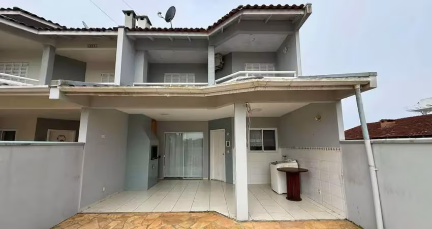 Sobrado beira-mar com piscina e vista permanente no balneário cambiju