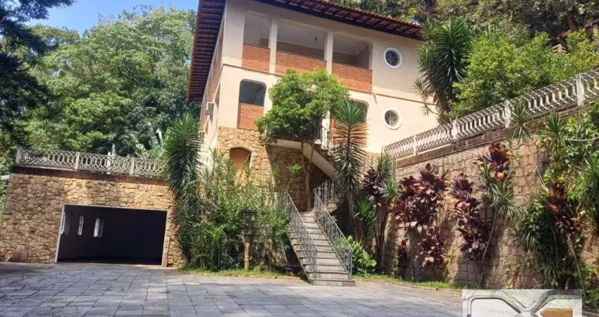 Área arborizada 1000m2  com sobrado 410m2  4 dormitórios ,3 suítes , 12 vagas , piscina .