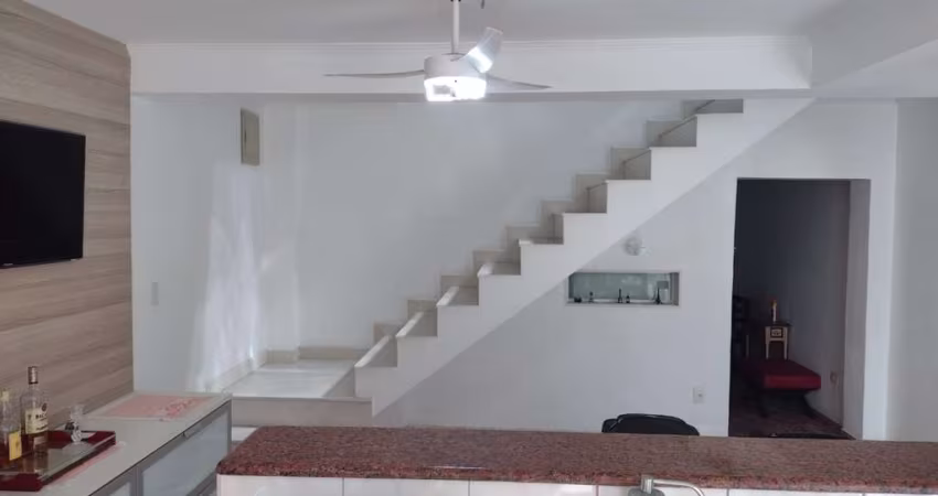 Vila Belmiro -  Ótimo sobrado com 3 dormitórios, suíte com hidro massagem, armários, sacada em um dos quartos, sala para 2 ambientes, cozinha estilo americano, área de serviço, quintal com churrasquei