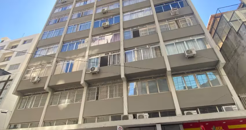 More no  centro de florianópolis onde é um bairro histórico e encantador !