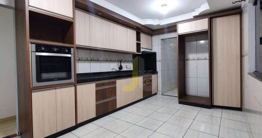 CASA COM  COM COZINHA MOBILIADA E TRES QUARTOS