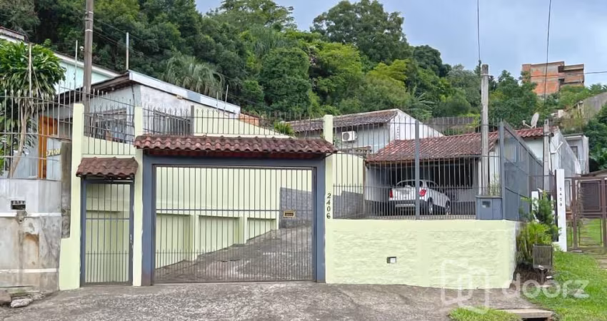 Casa com 3 quartos à venda na Avenida Vicente Monteggia, 2406, Vila Nova, Porto Alegre