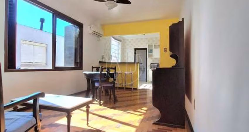 DESOCUPADO!!! APARTAMENTO SEMIMOBILIADO COM DOIS DORMITÓRIOS BEM AMPLOS. SILENCIOSO E ENSOLARADO. PRÉDIO REFORMADO AO LADO DA PRAÇA DA ENCOL E PRAÇA ANDRÉ FORSTER!