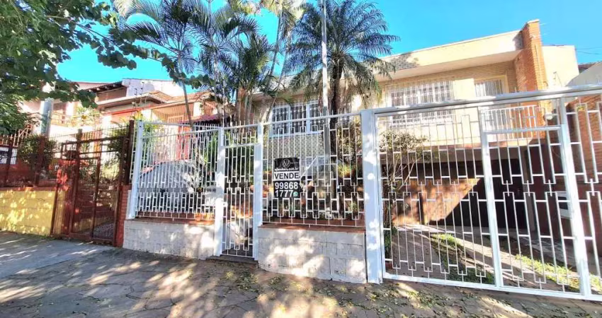 Ampla residência com pátio, ótima distribuição das peças, lareira, churrasqueira, posição solar execelente e com 4 vagas de garagem.