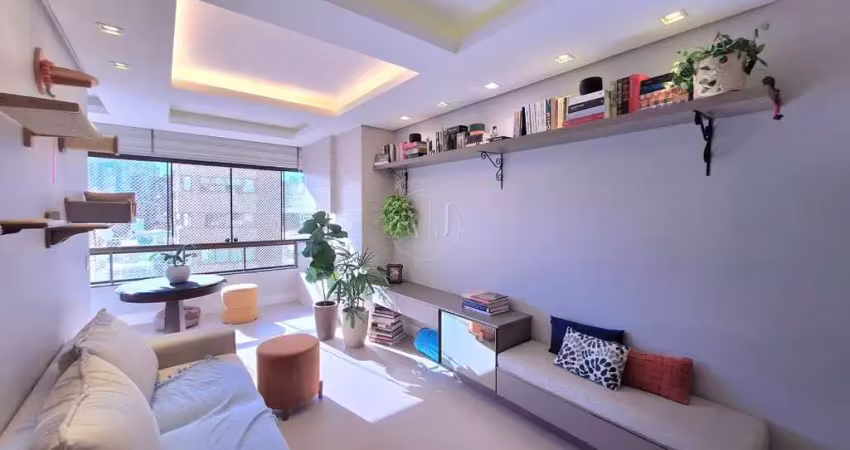 Impecável / 3 dormitórios / suíte / último andar / vista definida / sol norte / reformado / semimobiliado e decorado por arquiteta / lareira e parilla / elevador e 2 vagas individuais. tudo isso ao la
