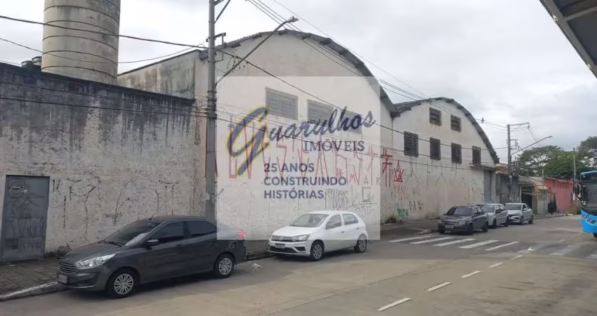 Ótimo galpão  no centro da vila galvão  com pé  direito de 8 metros  com 4 salas,  banheiros, vestiá