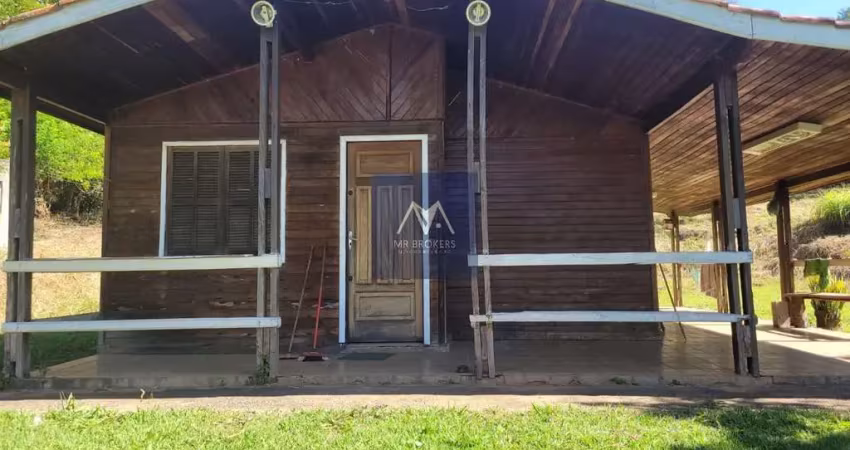 Chácara à venda em Itatiba-SP, bairro Centro: 2 quartos, 2 salas, 2 banheiros, 10 vagas de garagem, 974m². Venha conferir!