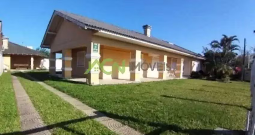 Casa com 4 dormitórios, sendo 1 suíte com varanda, piscina, em Xangrilá - Atlântida