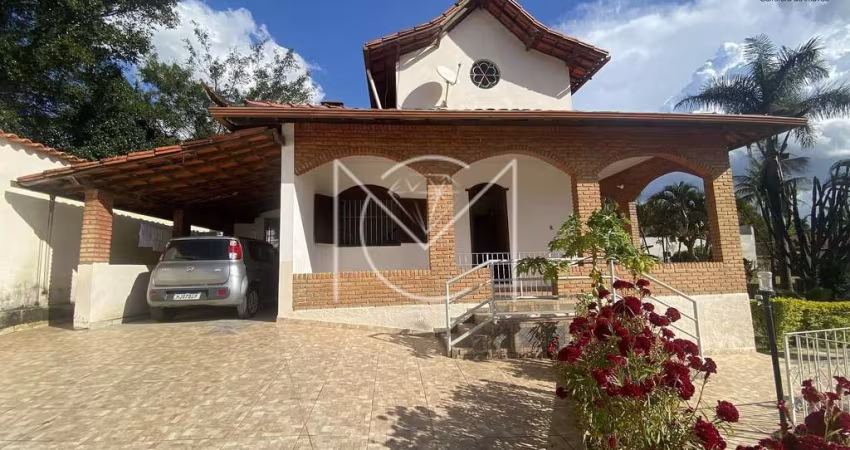 Casa com 03 Quartos e 01 suíte no Condominio Vale do Ouro