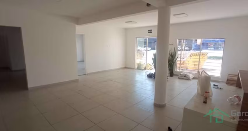 Casa comercial em Bosque dos Eucaliptos