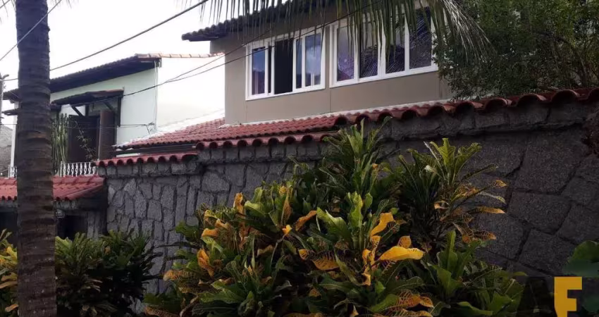 Ampla e confortável casa de condomínio , 4 quartos (2 suítes)