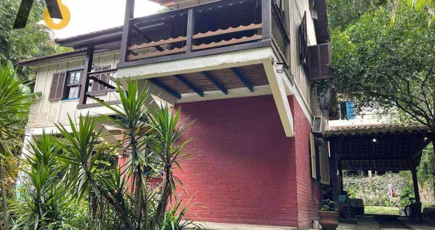 CASA COM AMPLO TERRENO - CONDOMINIO CERCADO DE ÁRVORES