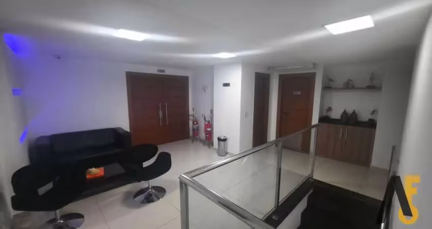 PECHINCHA -  EXCELENTE SALA COMERCIAL 53m2!  -  Sala em centro comercial com 2 banheiros. 1 vaga de garagem