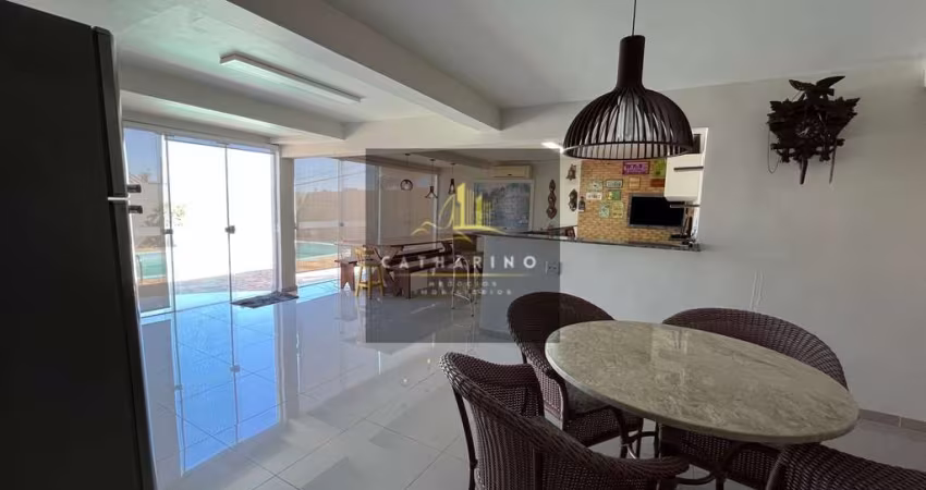 CASA COM 03 SUÍTES