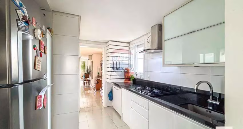 Apartamento semimobiliado com 4 dormitórios e 3 vagas de garagem.