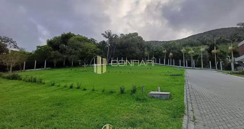 Amplo terreno em condomínio fechado em Taquaras